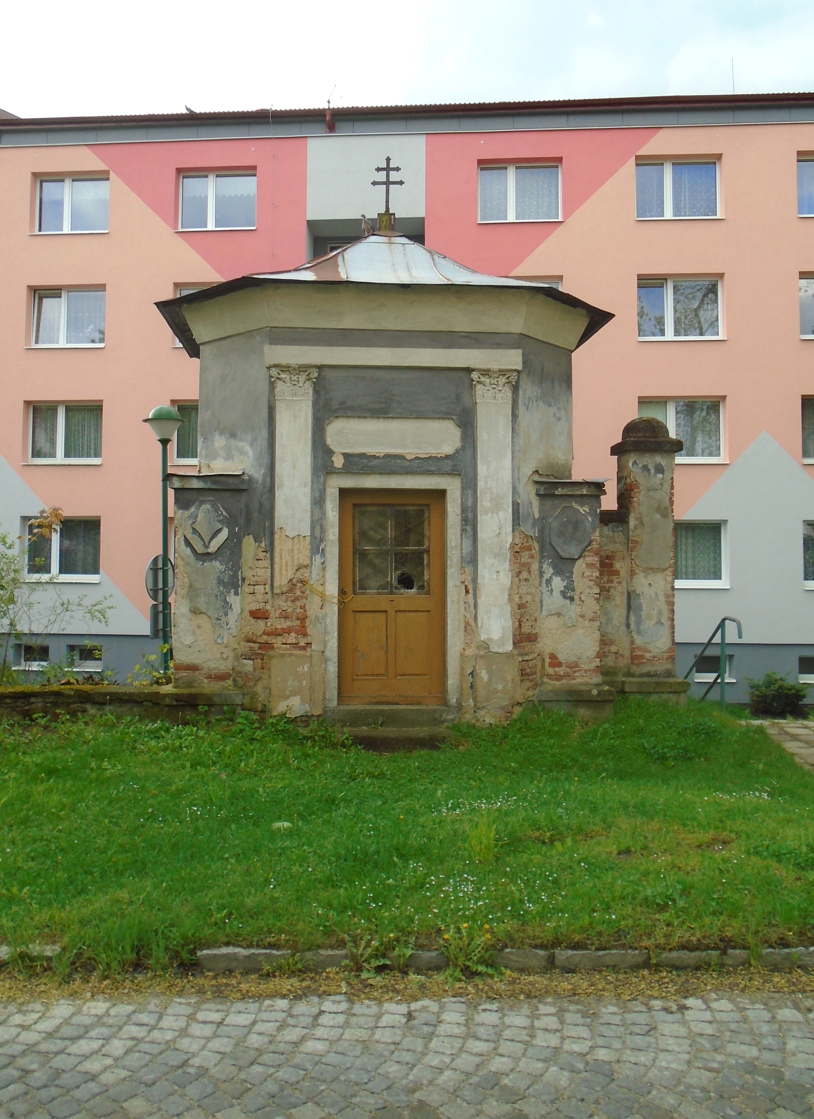 Kaple i s žulovou dlažbou Telečská ulice