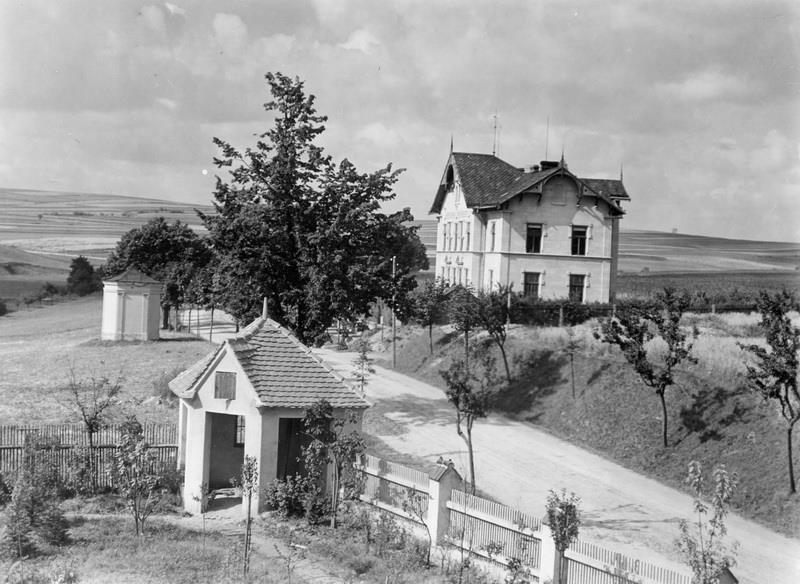 Kaple v pozadí naproti hospodářské škole - stav z roku cca. 1905